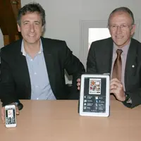 Pierre Mathonier, maire d’Aurillac, et Albert Vinas, groupe La Poste, ont présenté la nouvelle application pour smartphone de la Ville... histoire d’ê