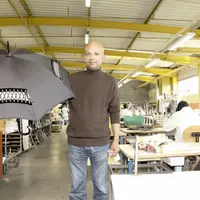 Rodolphe Thiam, nouveau Pdg de la Sofrap, mise sur la haute qualité des parapluies aurillacois pour se positionner à l’export.