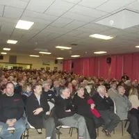 Salle comble à Lanobre pour rencontrer l’entrepreneur Ali El Hefnawy venu présenter son projet Valcastel à la population locale.