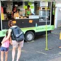 Principe : le camion fait halte dans les villages et propose des plats cuisinés à base de produits fermiers, à emporter ou consommer sur place.