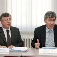 Avant une direction unique : Régis Bergot, directeur départemental des services fiscaux, et Gérard Hilaire, trésorier payeur général.