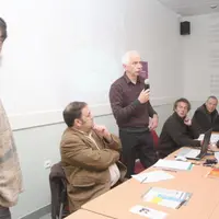 Une salle trop petite pour accueillir les participants à l’assemblée générale du Syndicat des apiculteurs, co-animée par Michel Tardieu (premier plan)