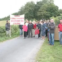 D’un côté de la petite voie communale, le terrain du projet de carrière ; de l’autre côté, l’élevage de poules pondeuses.