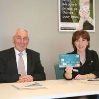 André Janot et Muriel Anweiler présentant la carte sociétaire dont l’utilisation a permis en 2012 de récolter 212 000 € reversés dans le secteur de l’