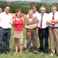 Béatrice Fournier et sa mère Denise, entourées des responsables des Jeunes agriculteurs et du Crédit agricole.