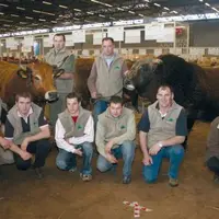 Les champions du concours européen autour de François Nolorgues et des éleveurs exposants.