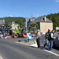 Vendredi 12 août, les producteurs de lait AOP saint-nectaire ont manifesté au rond-point de Condat à l’appel de la FDSEA et les JA du Cantal.