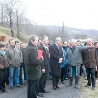 Paul Mourier sensibilisé aux contraintes d’une exploitation de montagne en système tout à l’herbe sur des terrains accidentés.