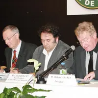 Philippe Coadour, directeur adjoint des Gîtes de France, Lionel Roucan, vice-président de la Région, Michel Cabanes, président des Gîtes Cantal.
