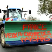 Manifestation des agriculteurs dans toute la France avec tracteurs et blocage des routes pour exiger moins de normes et plus de prix