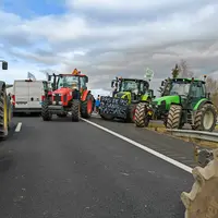 Tracteurs barrant l'accès à la A75 suite à une action syndicale.