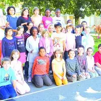 Les enfants de l'école Léon-Blum et leurs maîtresses en compagnie des épouvantails.
