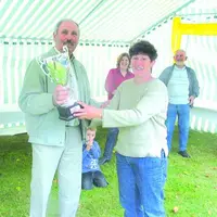 Jean-Pierre Arvis remet, Au nom du Crédit agricole cantonal, le premier prix des agnelles limousines à Corinne Chambragne.