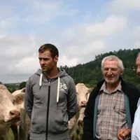 Jean-Michel Herment et son fils, aux côtés de Pierre Chevalier.