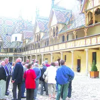 A Beaune, les anciens ont pu admirer les merveilleuses tuiles vernies et colorées.