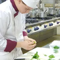 Steven Periot, le lauréat, prépare son « confit de bœuf au cassis et son millefeuilles coloré ».