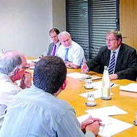 La délégation des producteurs emmenée par Christian Guy, président de la section régionale porcine écoute attentivement les responsables du Crédit agr
