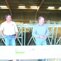 Stéphane Moreau et Serge Estival sont sur le point de signer l’accord liant pour un an Intermarché à l’élevage bovin creusois.