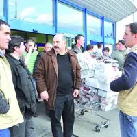 Le caddie a été rempli de viande d’origine étrangère. Le syndicalistes sont ensuite allés l’offrir aux Restaurants du Cœur, créés par Coluche, et qui