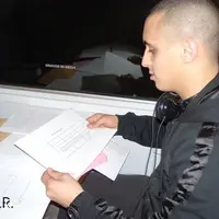 Dans le train qui le mène à Paris, Hamza revoit les cours de la semaine.
