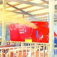 La mélangeuse à vis verticale équipée d'une turbine de paillage permet de préparer et distribuer la ration, puis de pailler sans changer d'outil.