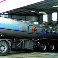 La collecte laitière est assurée par une société de transports 
qui emploie 25 salariés.