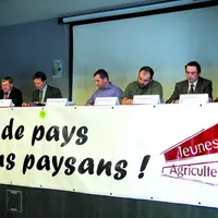 La tribune.