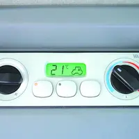 Une console munie d’un écran digital permet d’activer ou non l’autorégulation de la climatisation. On retrouve également les fonctions de recyclage de