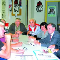 Michel Vergnier (1er à droite) et Jean-Jacques Lozach (2ème à droite) ont écouté les représentants des anciens exploitants expliquer que certains d’en