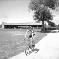 Scolarisé à Ahun, le jeune homme découvre les territoires aux paysages variés de la Creuse. Depuis, le département est devenu son terrain de jeu.