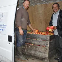 Les deux pallox de pommes données par M. Texier approvisionneront dans les prochains jours les familles inscrites au Secours populaire.
