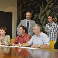 Assis, de gauche à droite : Murielle Anweiler, directrice commerciale
régionale du Crédit Agricole, Stéphane Moreau, président de JA 23, et Jean-Clau
