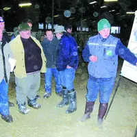 Des éleveurs attentifs chez Serge Mazeron à Biollet (63).