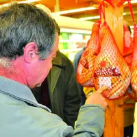 Les agriculteurs creusois sont allés au Simply Market de Gouzon pour effectuer des relevés de prix sur des produits de grande consommation.