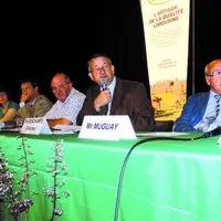 A la tribune, Paul Urbain, le président, à sa gauche, Philippe Deschamps, le directeur (avec le micro), et Didier Kholler, directeur départemental de