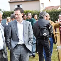 Christophe Malvezin, conseiller technique de Nicolas Sarkozy discute avec le député Jean Auclair, au milieu des animaux, à l’occasion du comice agrico