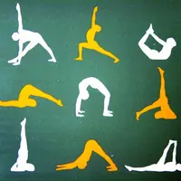 Trente-deux mille postures existeraient dans le yoga, et une dizaine sont dites fondamentales.