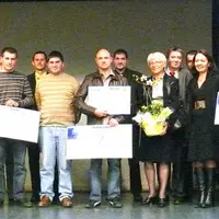 Chaque lauréat a reçu un diplôme accompagné d'un chèque de 800 euros.