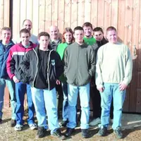 Les concurrents creusois, ainsi que leurs formateurs (le vainqueur est le 2ème à partir de la gauche avec un blouson rouge ).