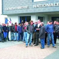 Devant la gendarmerie.