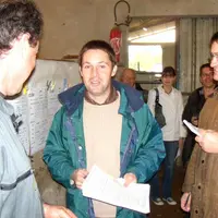 Ghislain Royet, à droite, ici en train de se voir attribuer une laitonne par le technicien Nicolas Chaulet, à l’issue du départage d’une vente, par pl