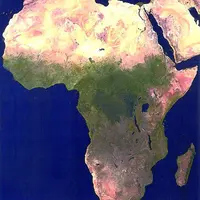 Sur cette vue satellitaire de l’Afrique, on aperçoit le désert du Sahara, qui s’étend au nord du continent. C’est à ses pourtours que la désertificati