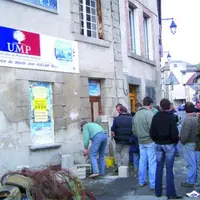Des agriculteurs en train de murer le siège de l'UMP.