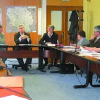 Didier Kholler, directeur départemental des territoires (à gauche), et le préfet Hugues Moutouh (à sa gauche) ont discuté avec Thierry Jamot (5e à gau