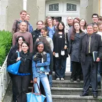 La nouvelle promotion avec messieurs Delperié, directeur du lycée (en noir à droite) et Rouvellac, directeur de l’IUP (dernier rang au centre).
