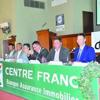 Bruno Papineau est au micro tandis que Ph. Chazette (3e à droite) préside aux côtés de Didier Kholler, directeur de la Direction départementale des te