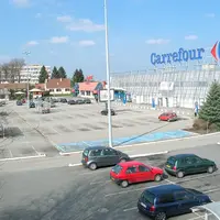 Le parking de Carrefour est complétement vide, à cause du blocage.