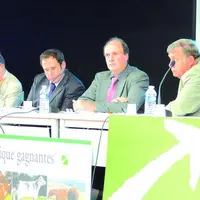 Parmi les personnalités à la tribune de l'assemblée générale de Genesia, Michel Bonnefille (à droite), vice-président de la chambre d’agriculture de l