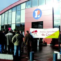 A Leclerc, les éleveurs se sont expliqués directement avec le chef boucher et le directeur du magasin.