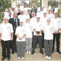 T. Prémaud (à gauche) et les candidats 2010 autour du jury de la finale.